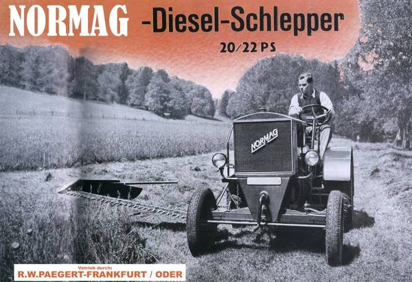 Werbeposter Normag Diesel-Schlepper (20 / 22 PS) ein Normag-Traktor bei der Arbeit: Grasschnitt mit einem seitlichen Mähwerk