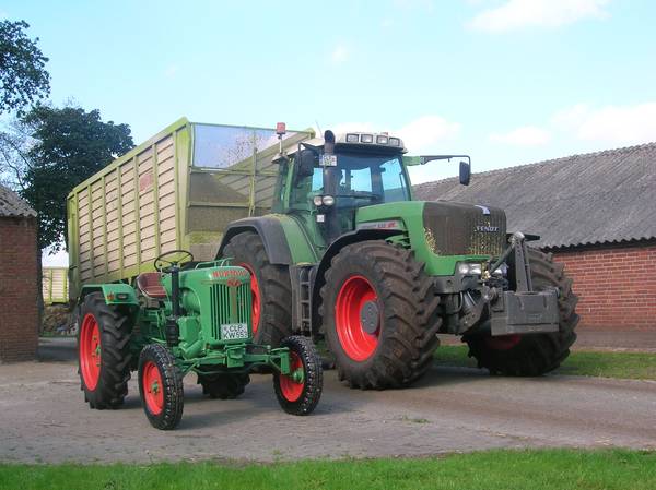 Normag K12a (links) mit 12 PS aus dem Jahre 1956 und Fendt 930 (rechts) mit 300 PS aus dem Jahre 2006